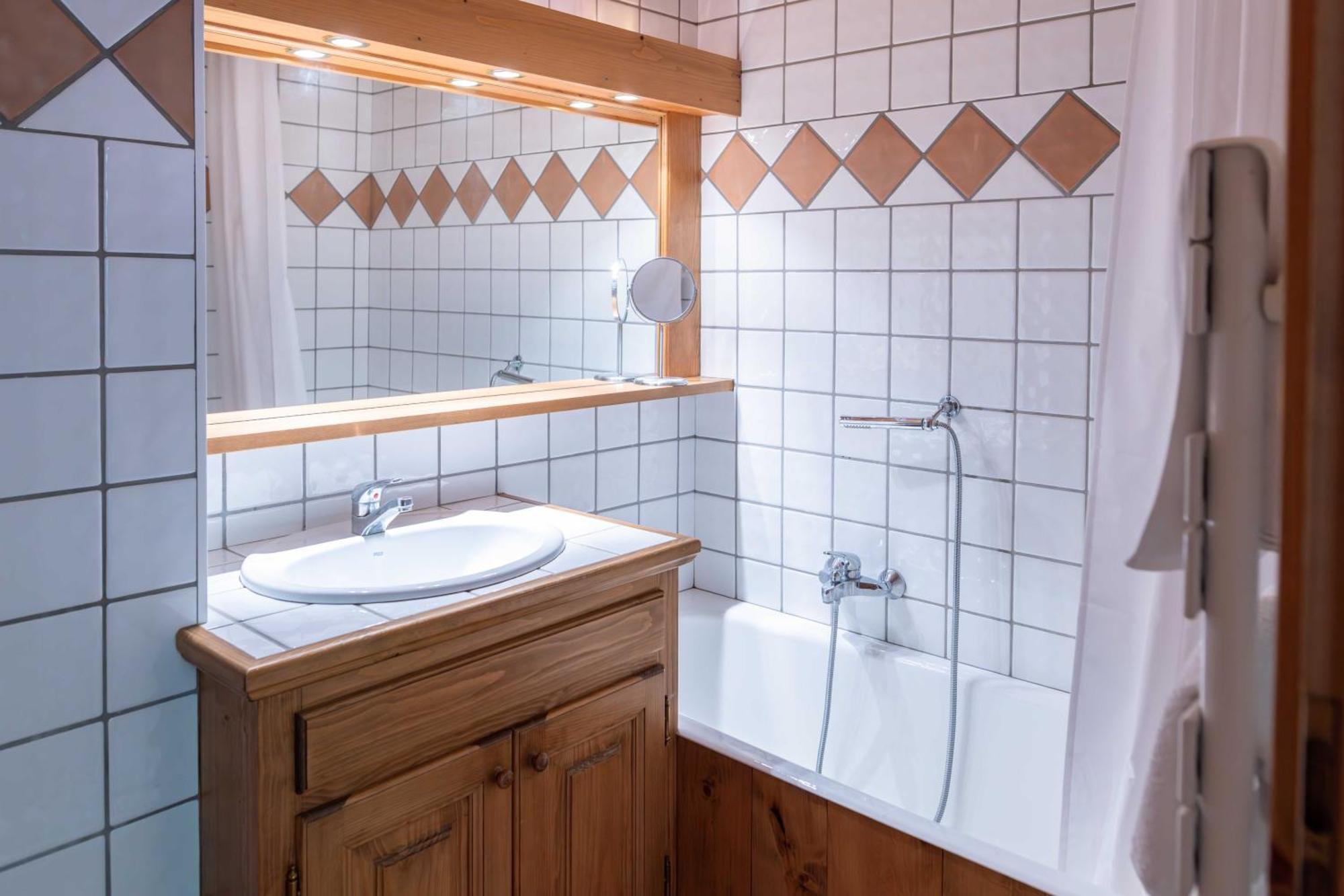 Warm 2-Bedroom Apartment Near The Tourist Office メジェーヴ エクステリア 写真
